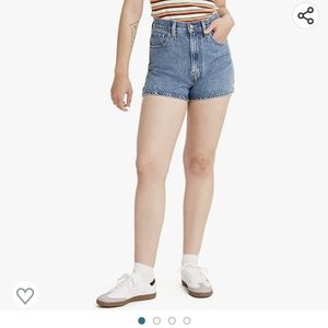LEVI’S High Waisted Mom Shorts in Medium Wash, Size 30
